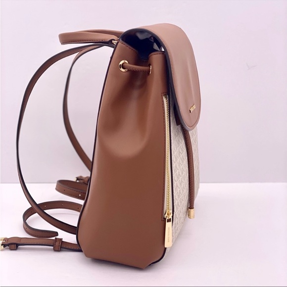 Michael Kors PHOEBE Medium Flap
Drawstring Backpack MK Vanilla main image 4